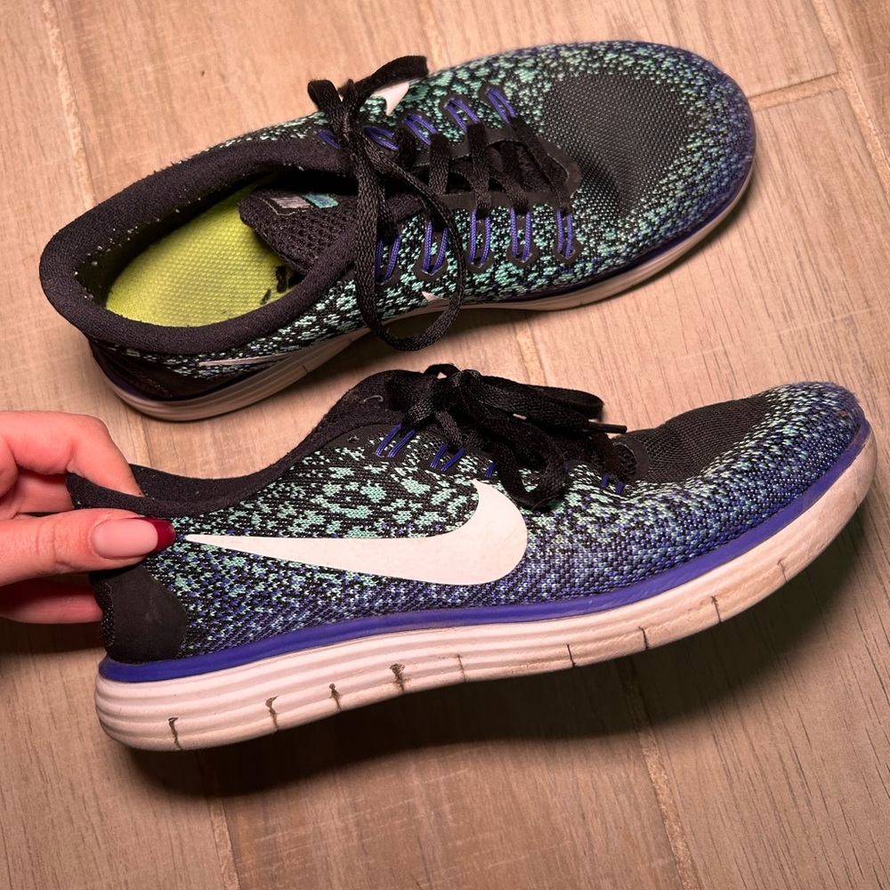 Nike Women's Black and Blue Athletic Shoes